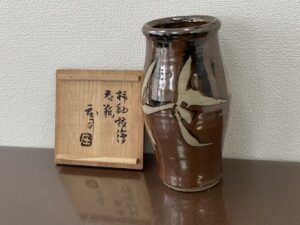 濱田庄司の柿釉抜繪花瓶の作品写真